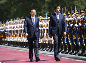 李克强举行仪式欢迎加拿大总理访华
