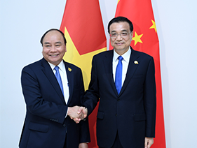 李克强会见越南总理阮春福 推动两国关系继续向前发展 