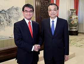 国务院总理李克强会见来华进行访问的日本外相河野太郎 