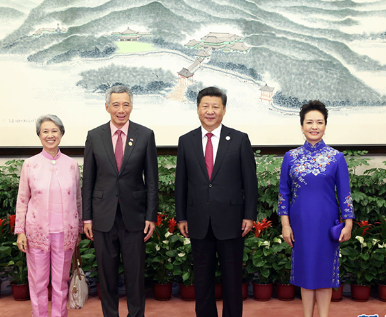 习近平和彭丽媛迎候新加坡总理李显龙夫妇